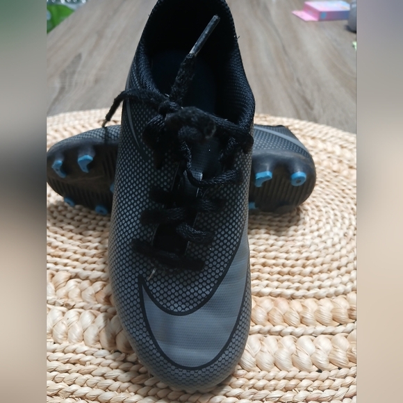 Nike Black and Gray Sports Sneakers - Picture 11 of 14